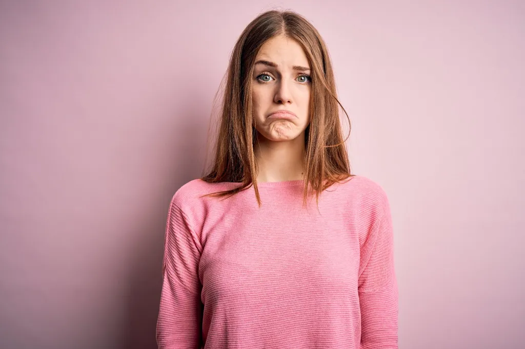 Femme avec une moue déçue, attente de la V10 Qualiopi